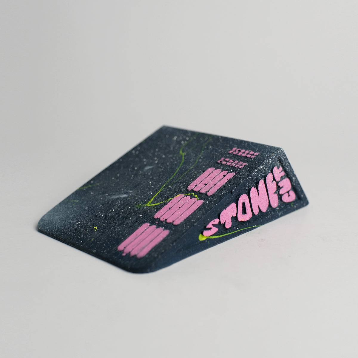 KICKER Concrete Fingerboard Ramp, Cosmic Speckle Blue-Pink