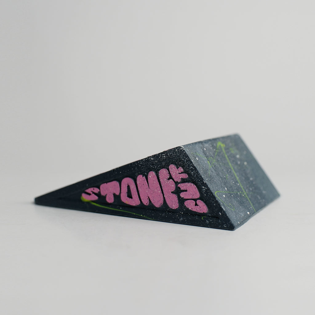 KICKER Concrete Fingerboard Ramp, Cosmic Speckle Blue-Pink