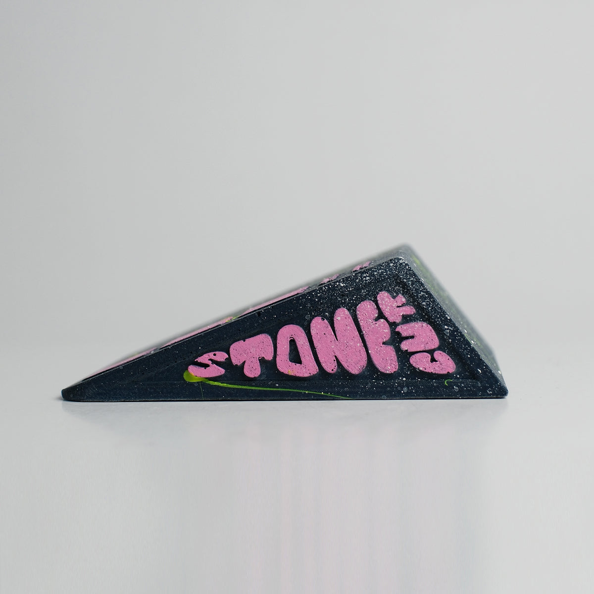 KICKER Concrete Fingerboard Ramp, Cosmic Speckle Blue-Pink