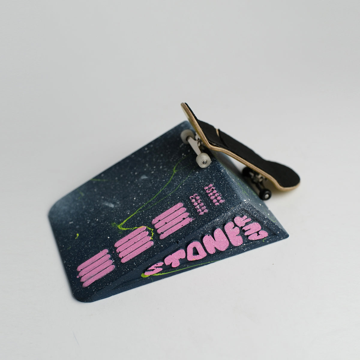 KICKER Concrete Fingerboard Ramp, Cosmic Speckle Blue-Pink