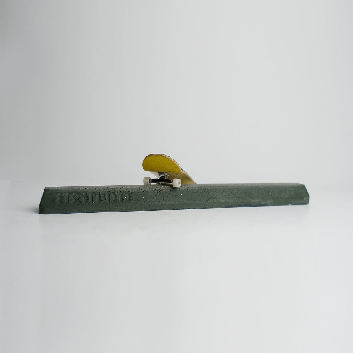 Slappy Classic Curb Concrete Fingerboard, Flat green with relic
