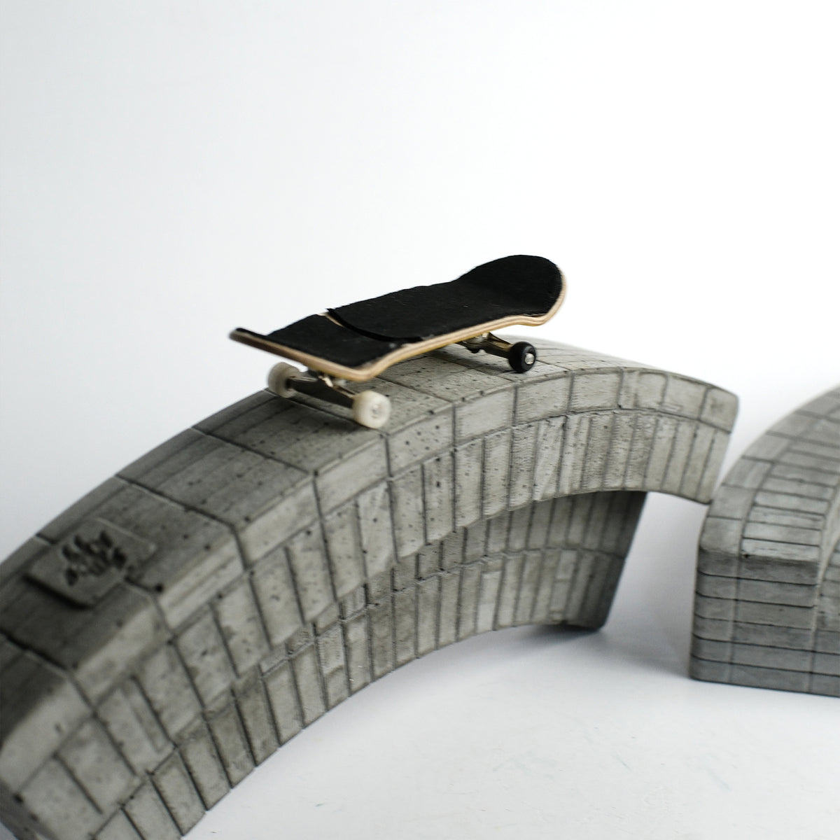 Curve Brick Bench (CBB) Concrete Fingerboard Obstacle, Natural Wash Relic
